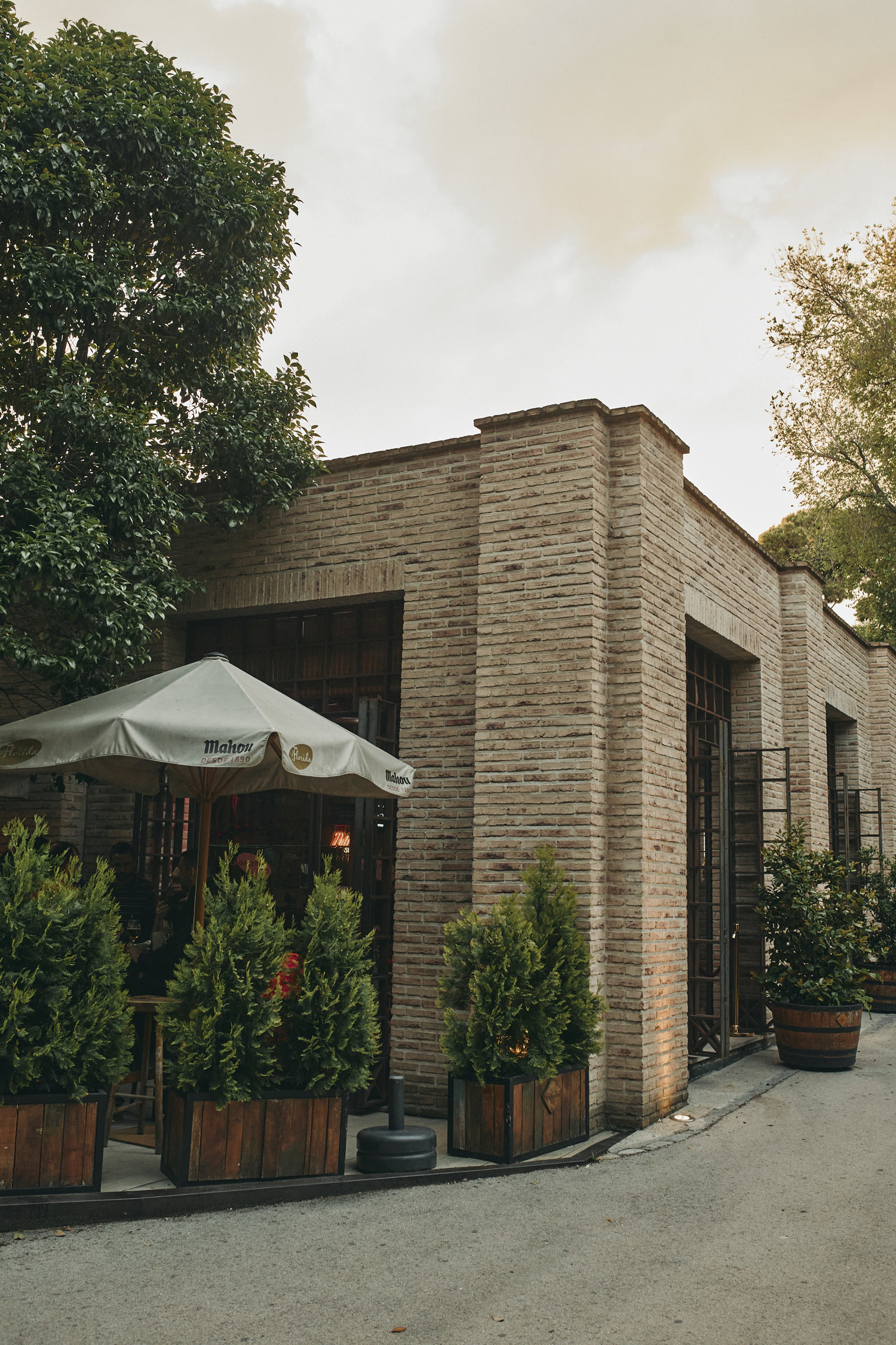 La Galería de Florida Park es el punto de encuentro perfecto para quienes buscan un buen tardeo, tapeo y buen rollo. Su propuesta combina el sabor castizo de siempre —croquetas, tortilla, torreznos— con toques internacionales como sushi, pokes o gyozas, en una carta diseñada para picar, probar y repetir. La música pone el ambiente, con sesiones de música que acompañan las copas bien servidas y una atmósfera que invita a quedarse. Bajo sus cristaleras abiertas al parque, el aperitivo se convierte en planazo, y la tarde, en noche. ¡Taberna castiza, tardeo moderno y ganas de liarla!